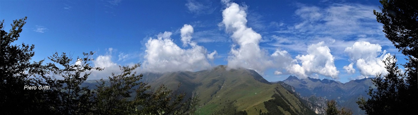 47 Dal sent. 102 vista in Pizzo Baciamorti e costiera del Tre Signori.jpg